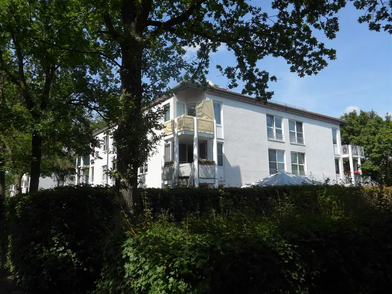 Grün und ruhig wohnen in der Pfarrsiedlung – 3-Zi.-WBS-Wohnung mit Einbauküche *NUR MIT WBS 100/140* — photo 1